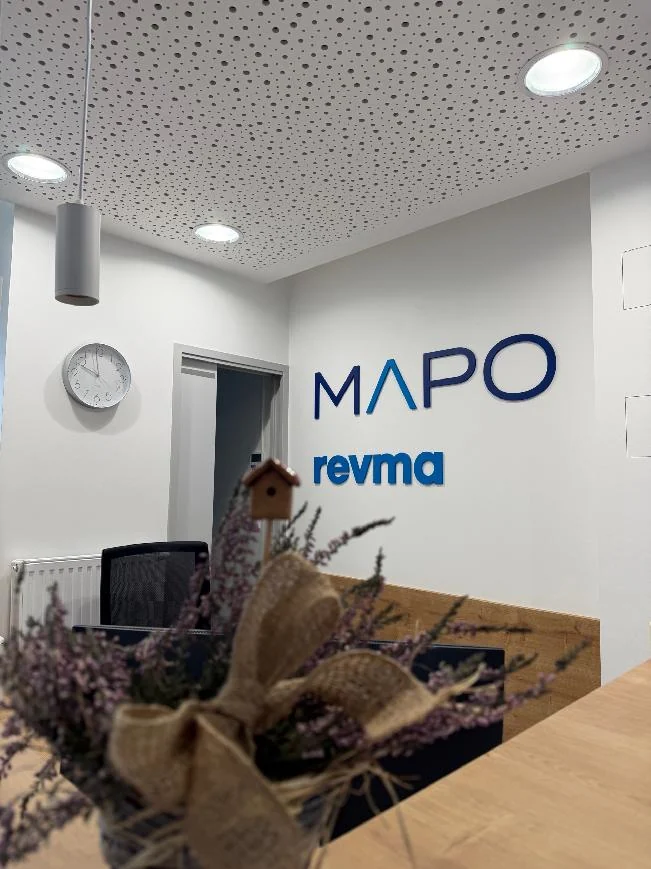 Realizace 3D log MAPO a reyma na stěně firemní recepce