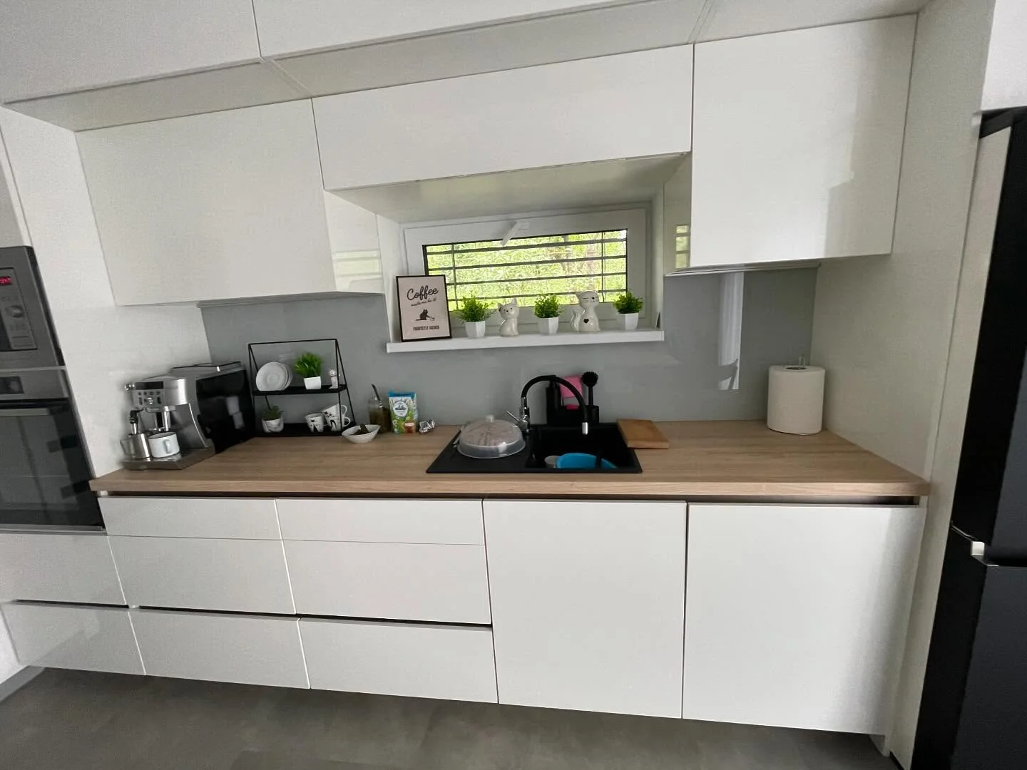 Bílá kuchyň po renovaci fólií