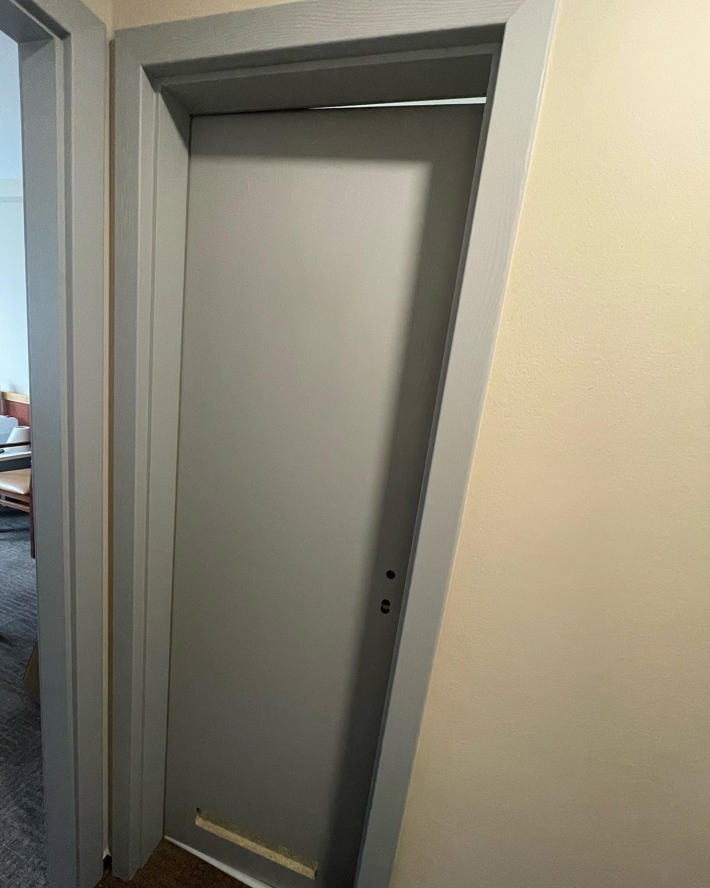 Renovované interiérové dveře v hotelu