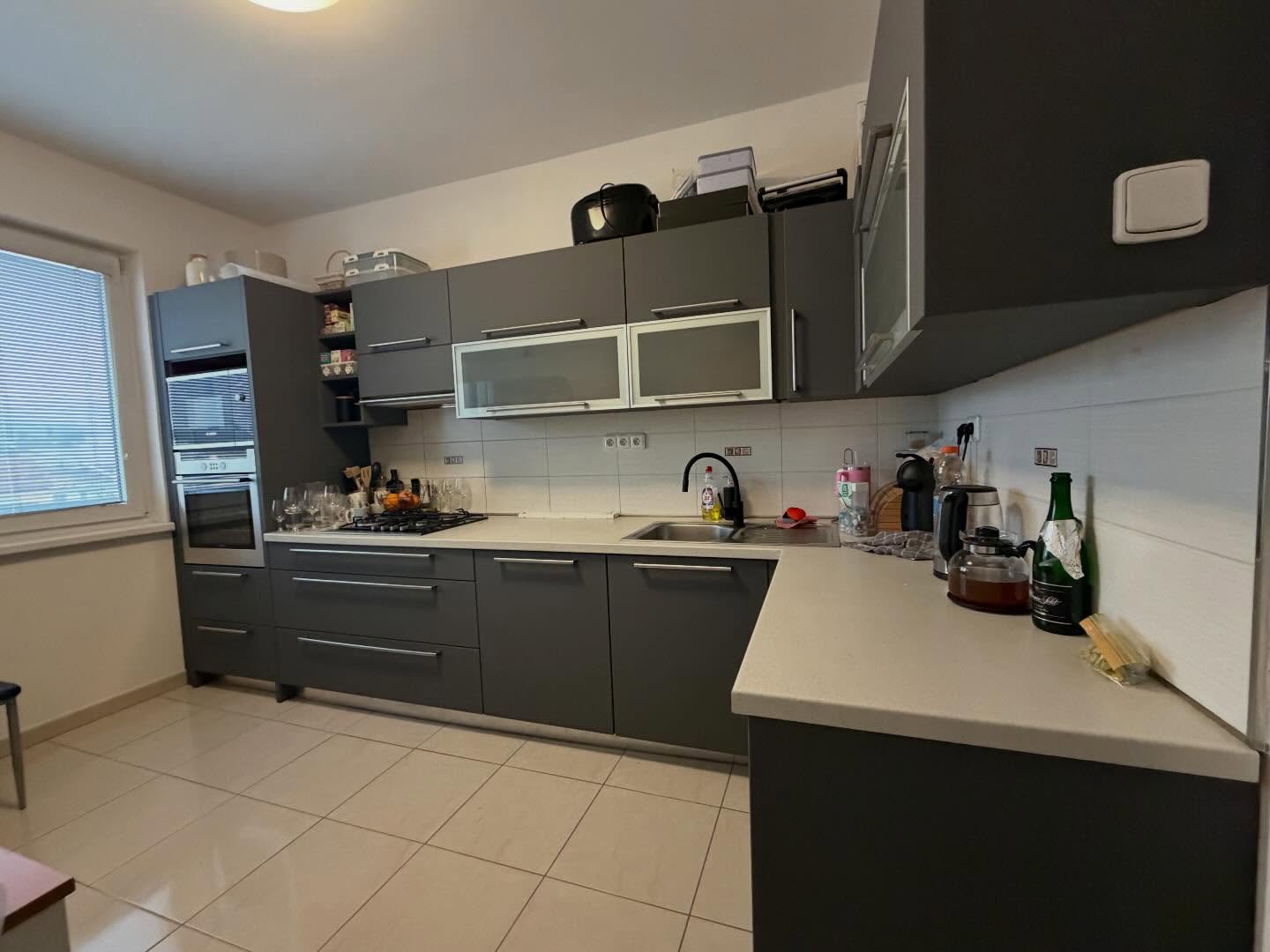 Kuchyňská linka po renovaci antracitovou fólií