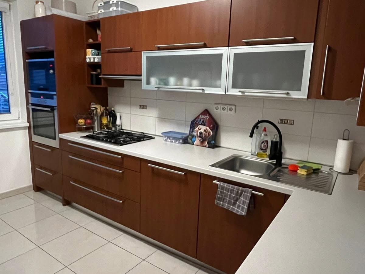 Kuchyňská linka před renovací